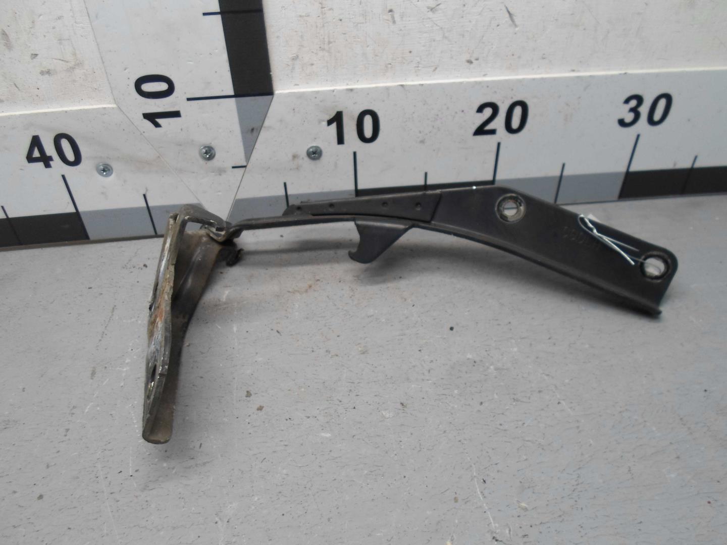 Петля капота левая