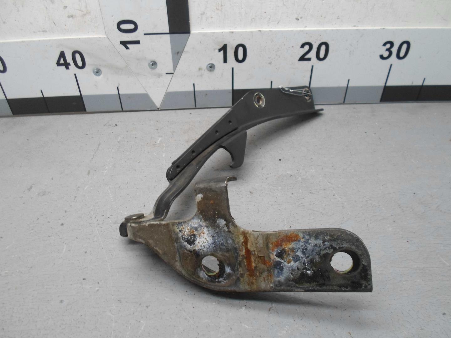 Петля капота левая