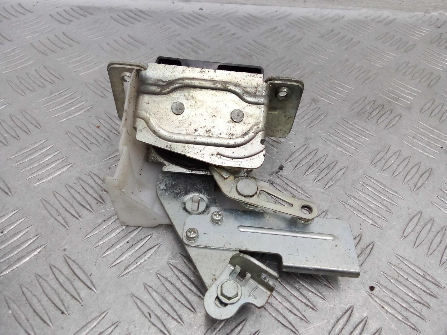 Замок двери задней левой