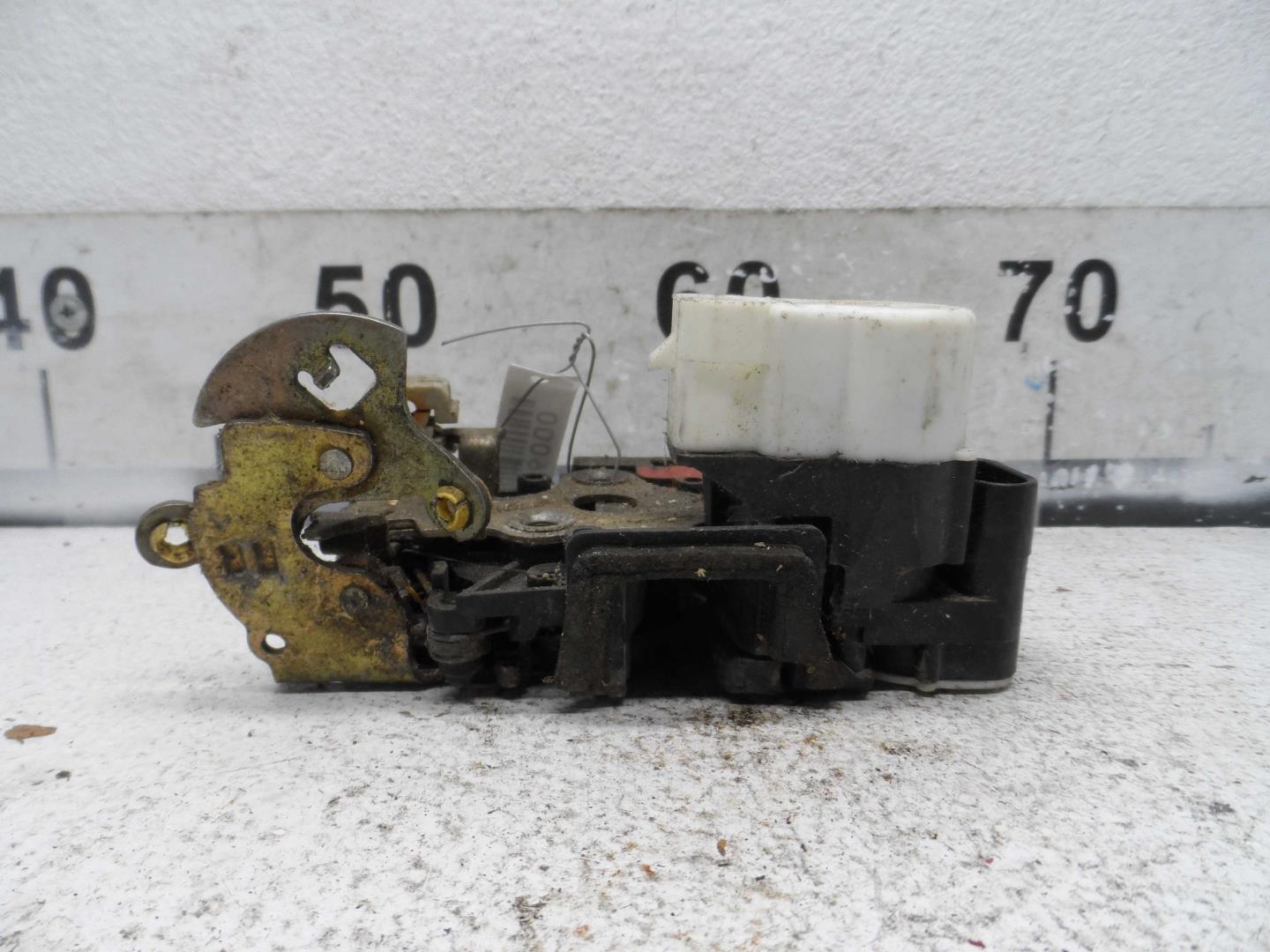 Замок двери передней правой