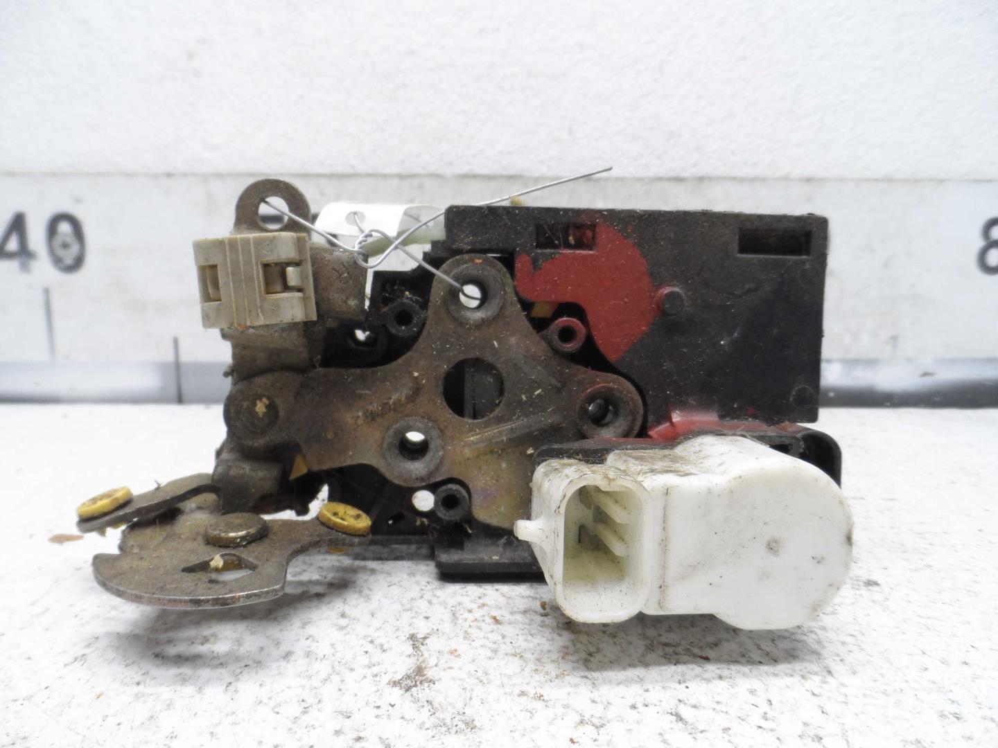 Замок двери передней правой