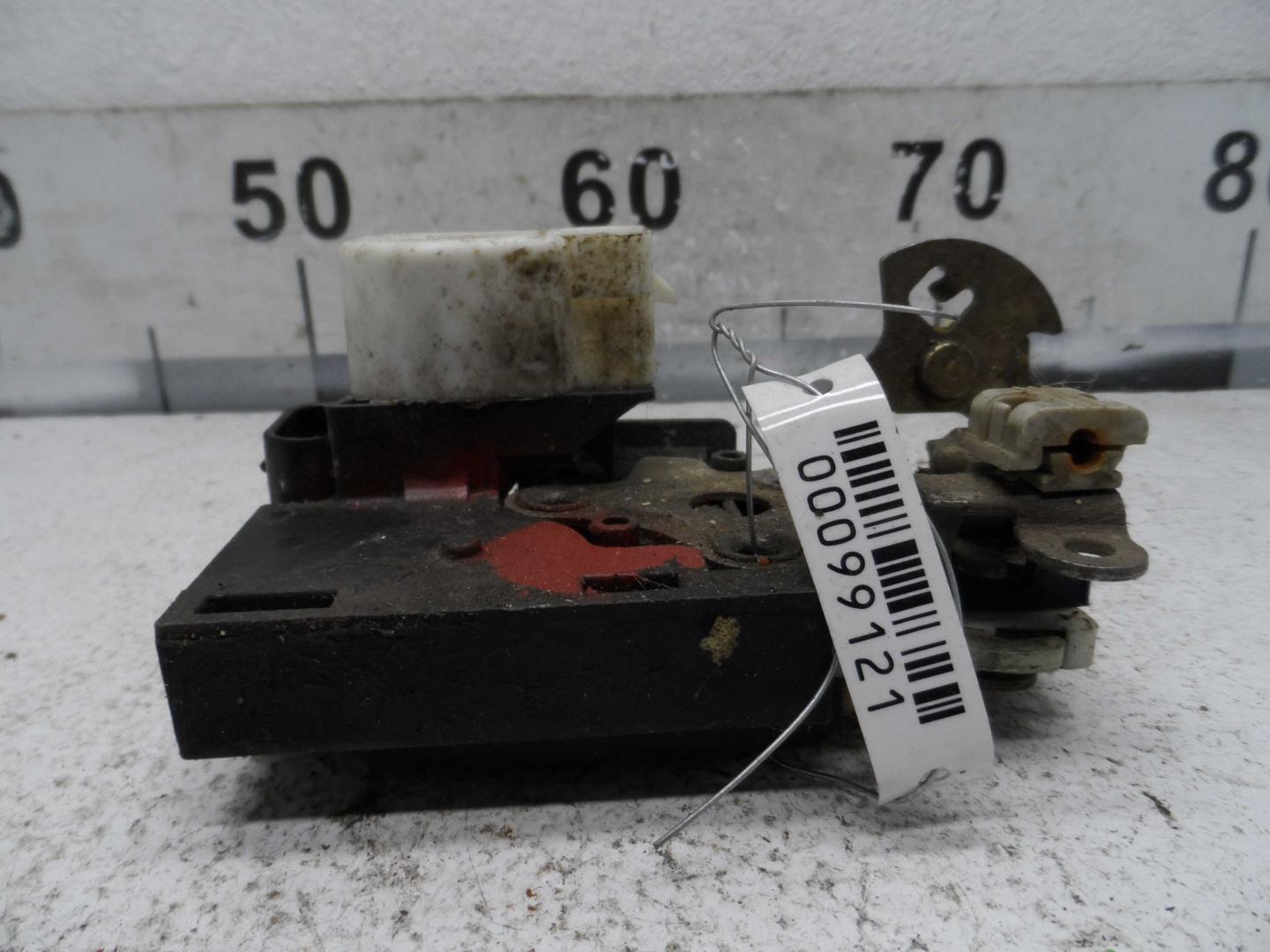 Замок двери передней правой