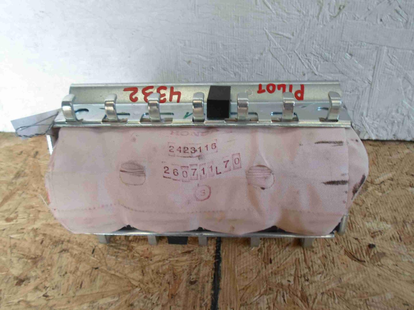 Подушка безопасности пассажирская (в торпедо)