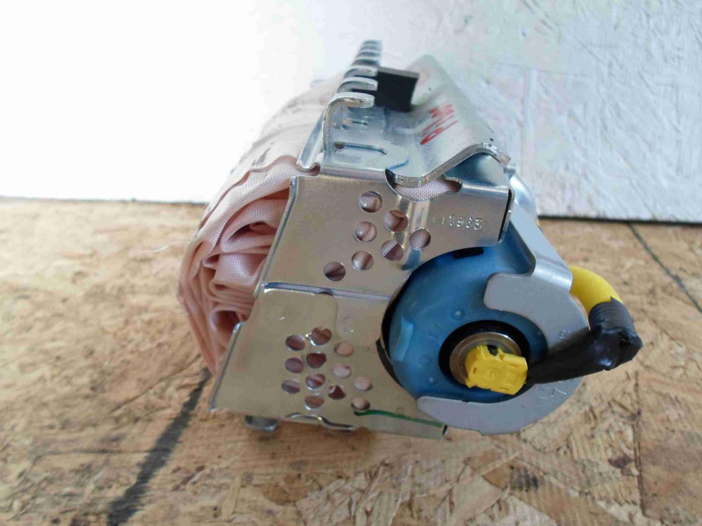 Подушка безопасности пассажирская (в торпедо)