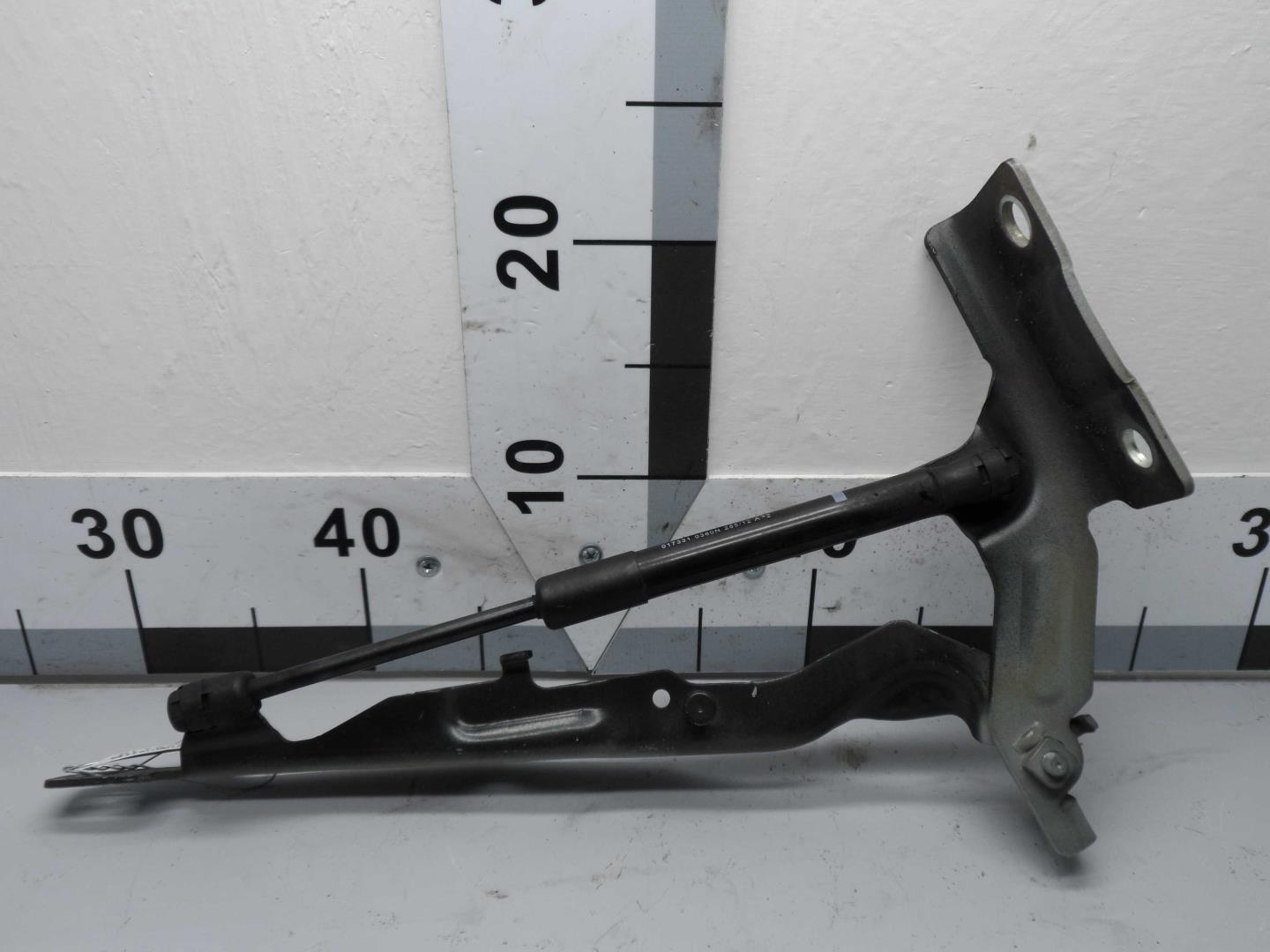 Петля капота правая