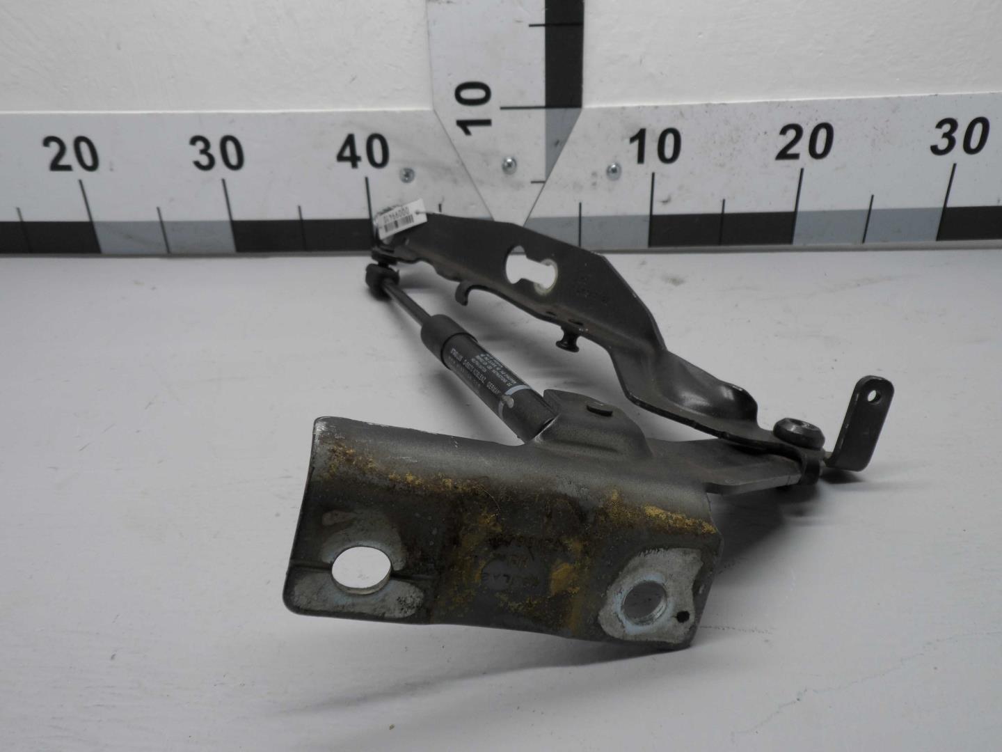 Петля капота правая