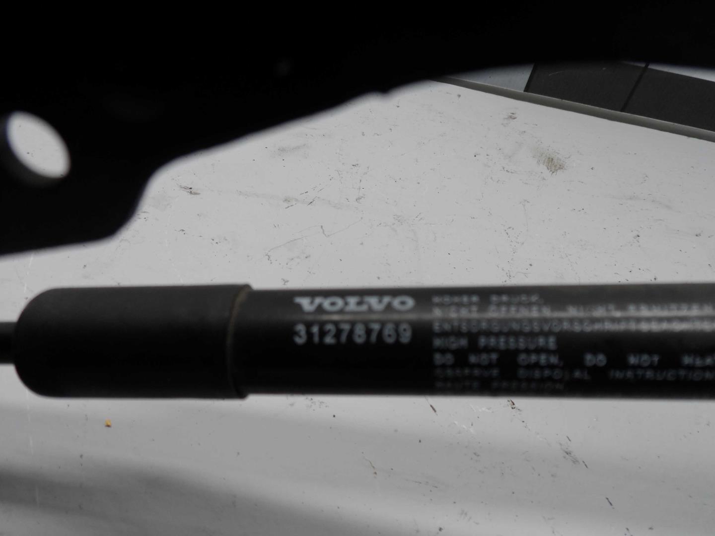 Петля капота правая