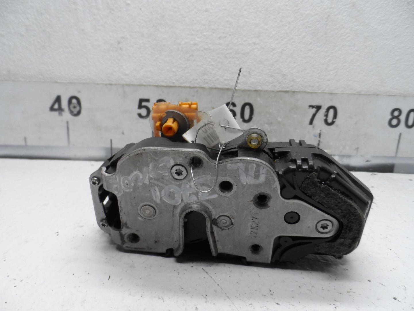 Замок двери передней левой