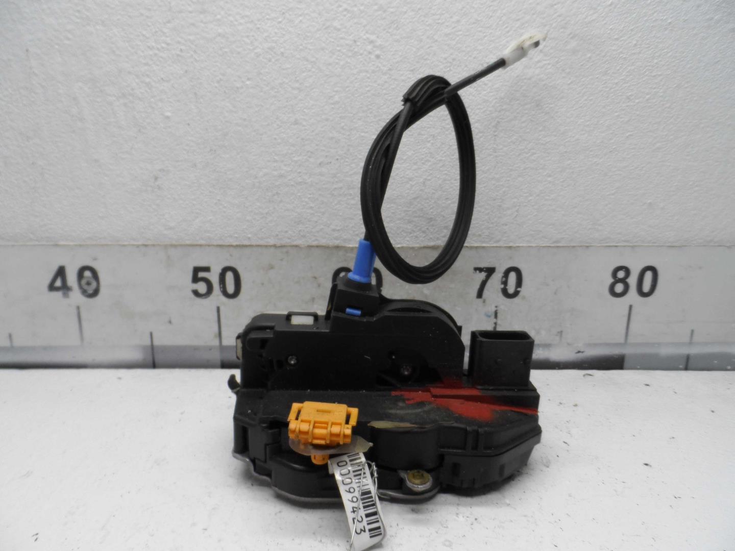 Замок двери передней левой