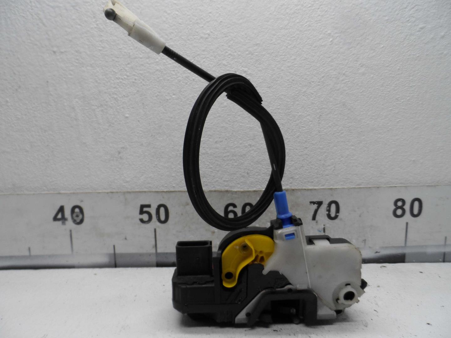 Замок двери передней левой