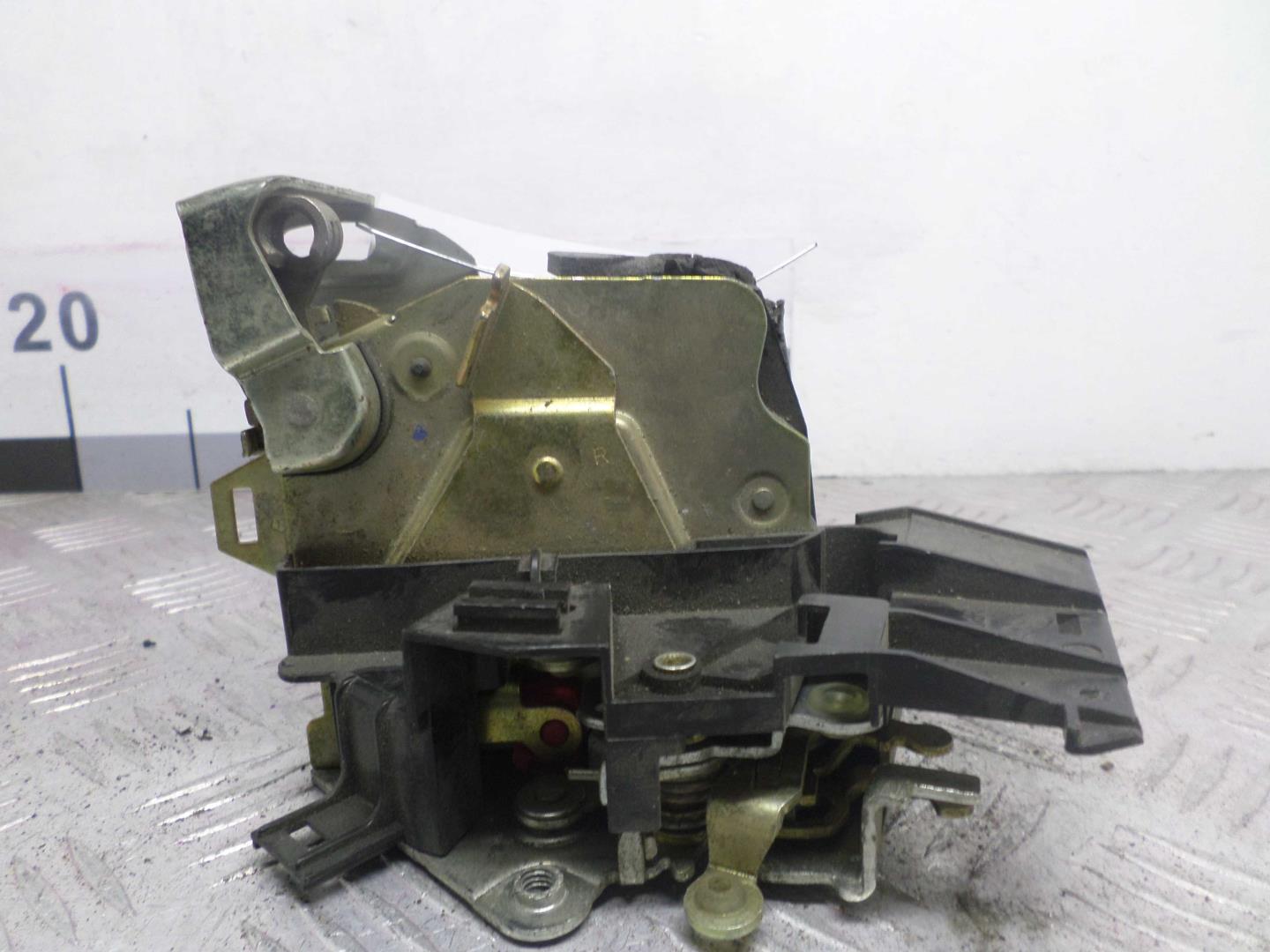 Замок двери задней правой