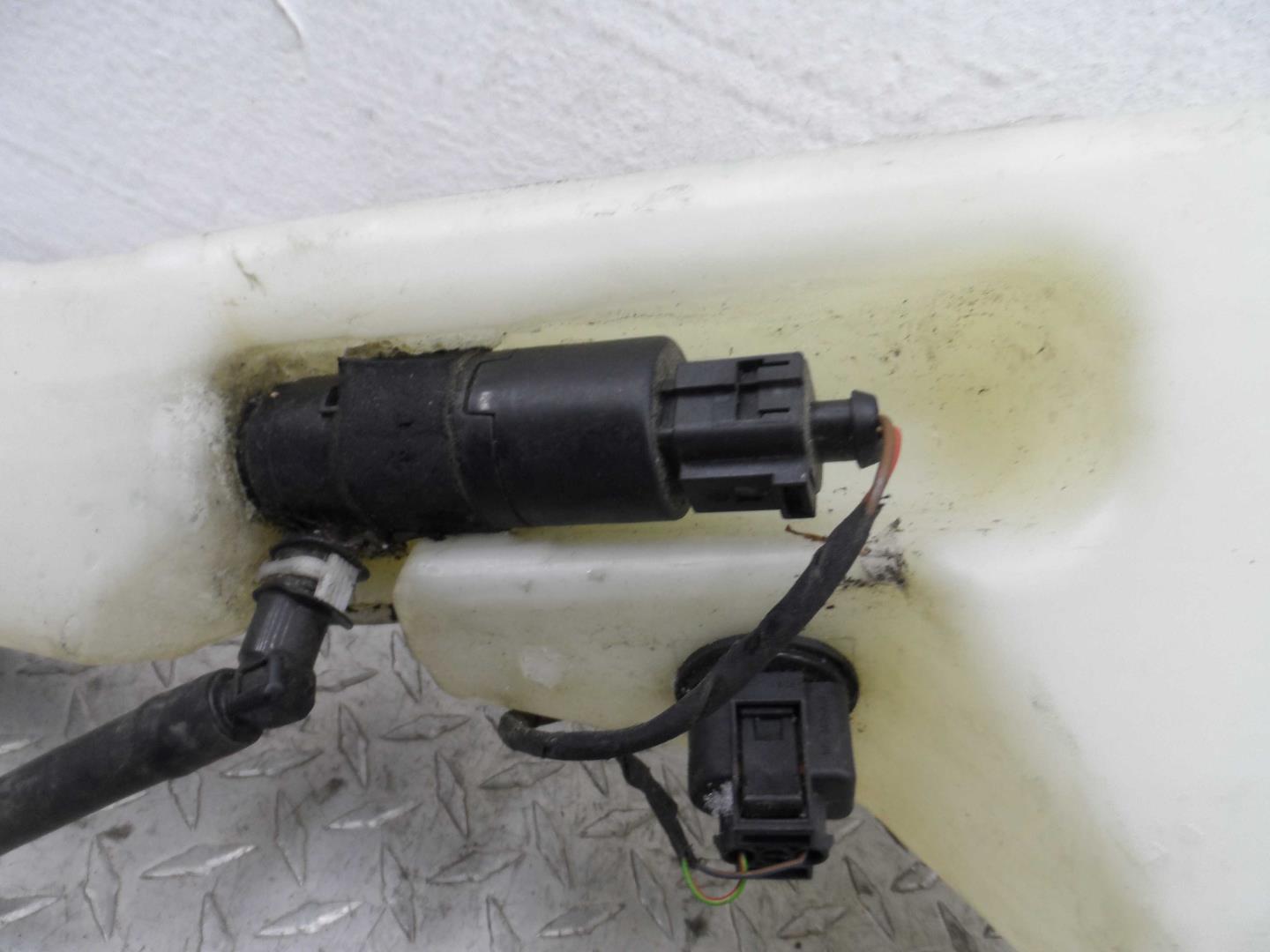 Бачок омывателя лобового стекла