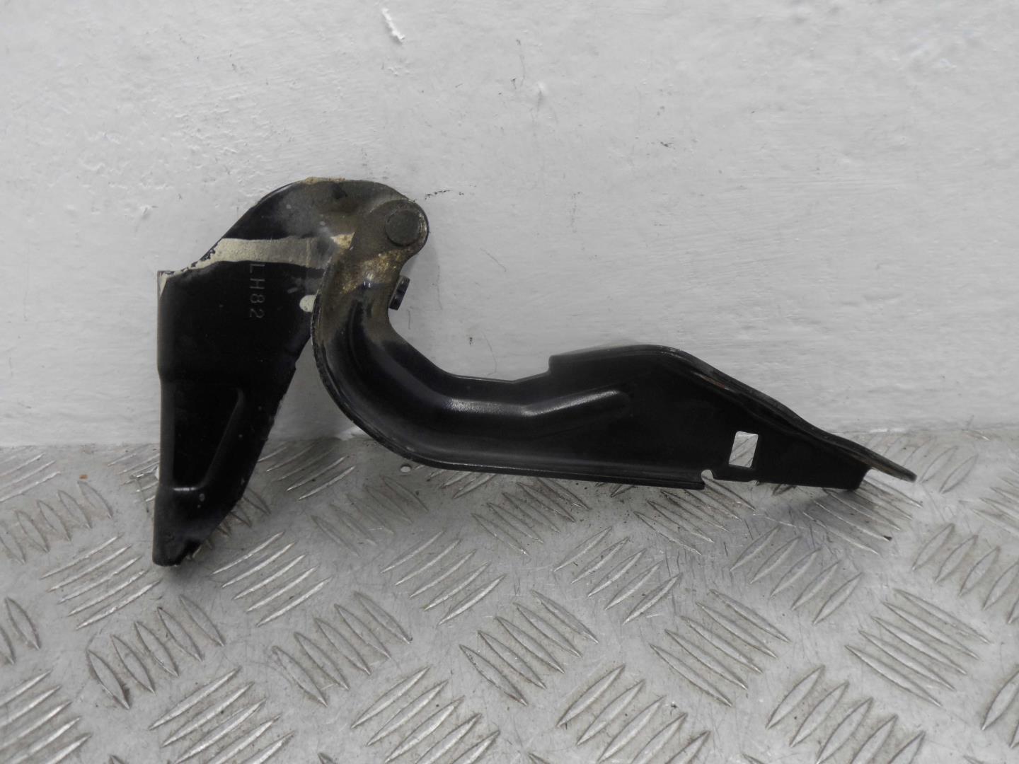 Петля капота левая