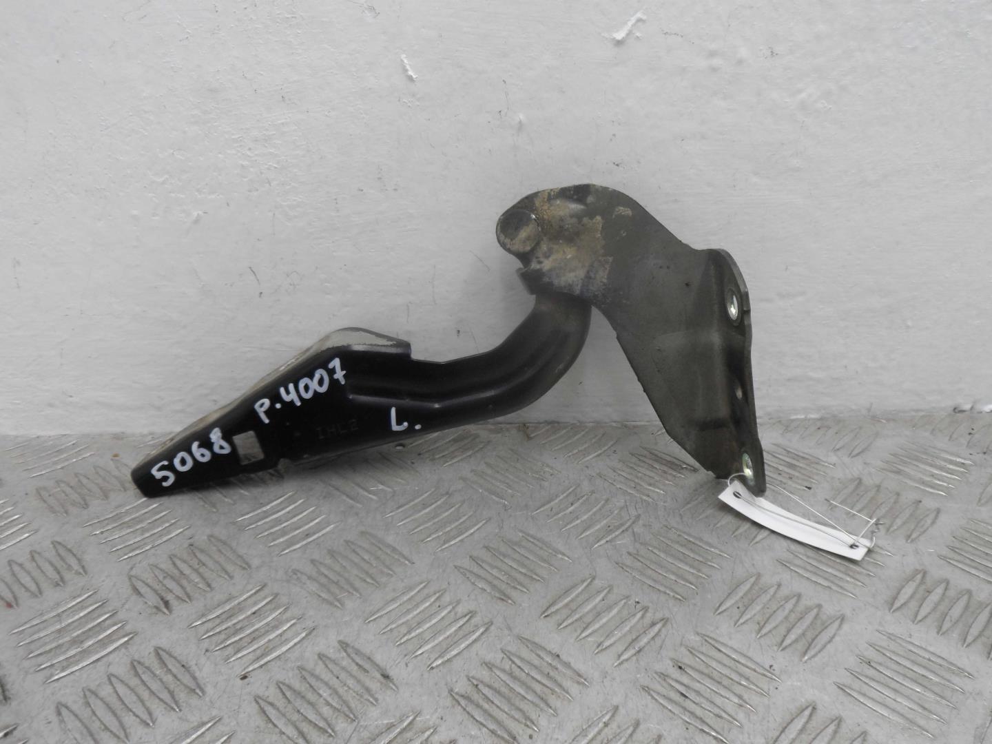 Петля капота левая