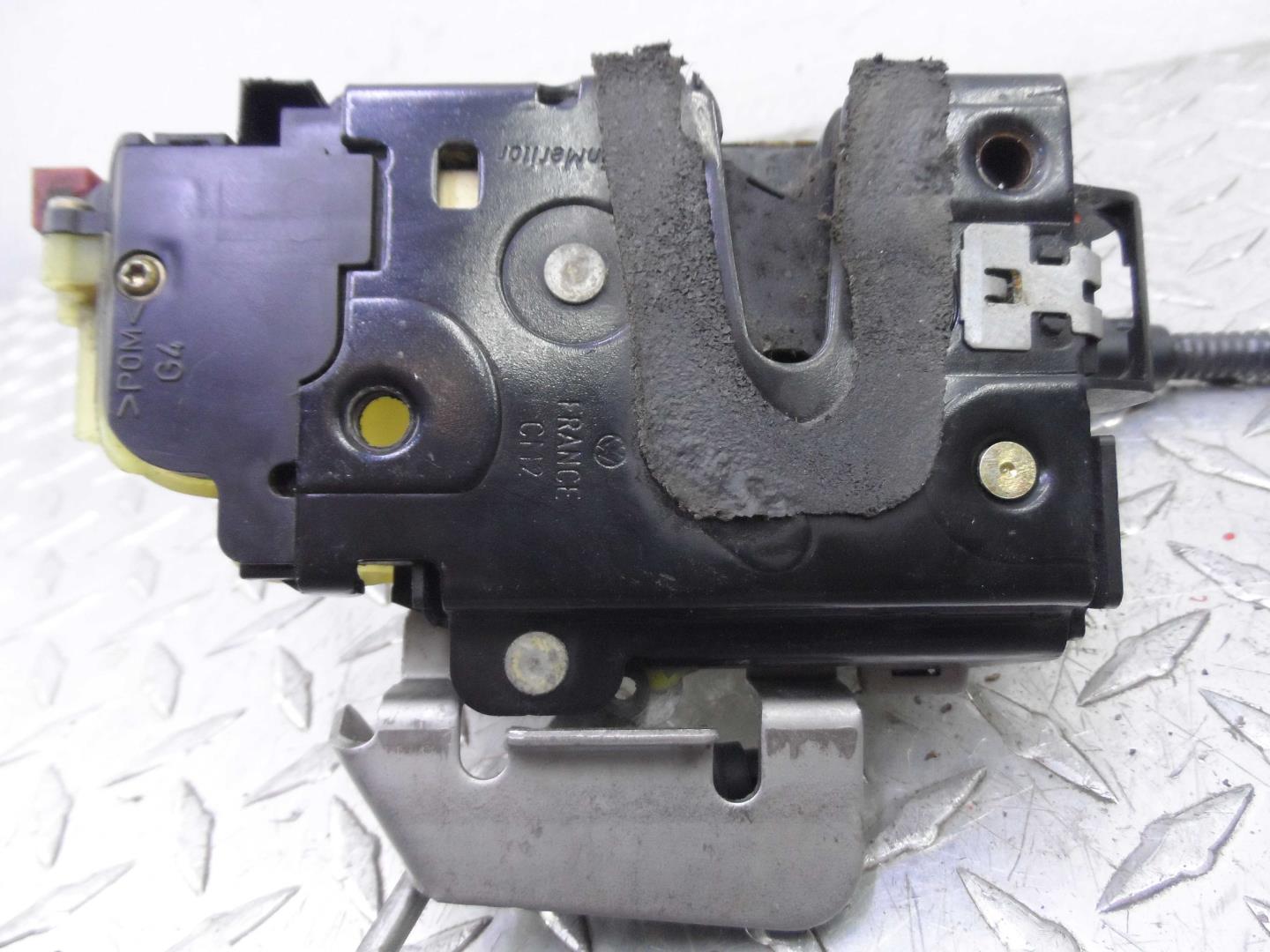 Замок двери передней левой