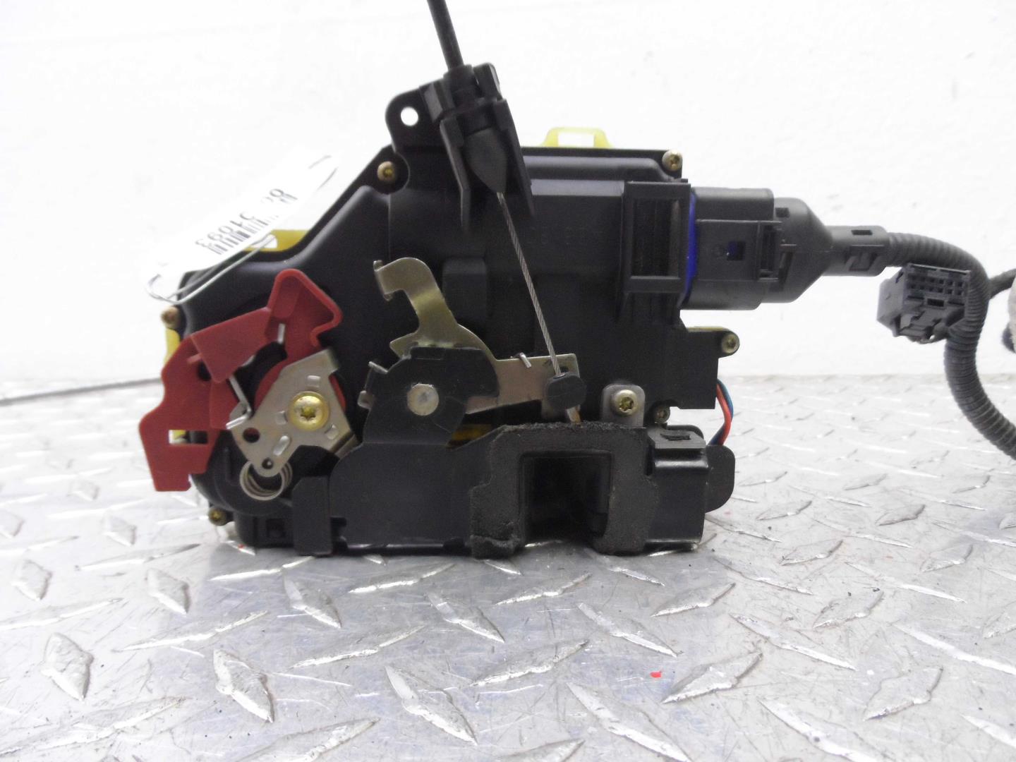 Замок двери передней левой