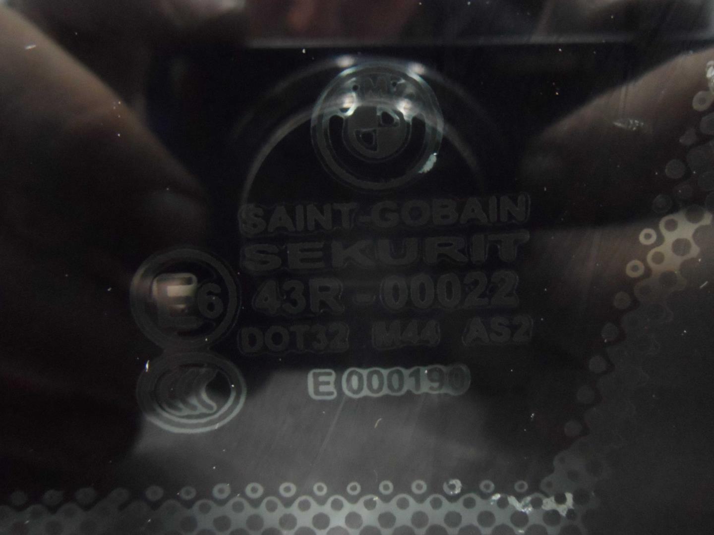 Стекло кузовное глухое правое