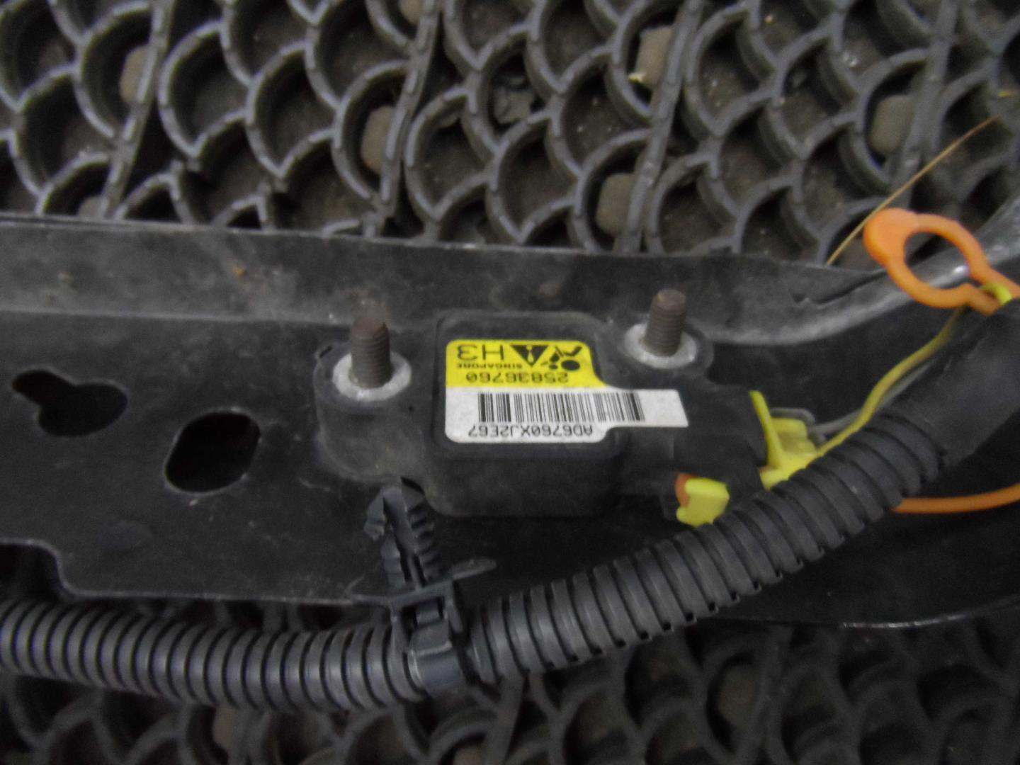 Замок капота