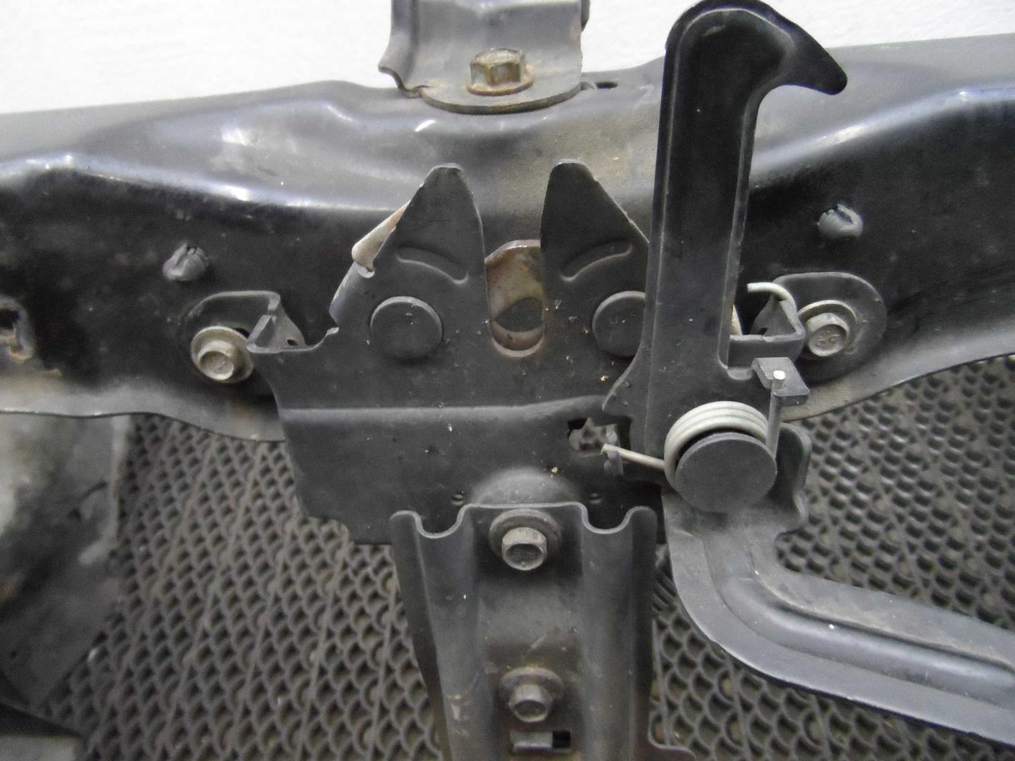 Замок капота