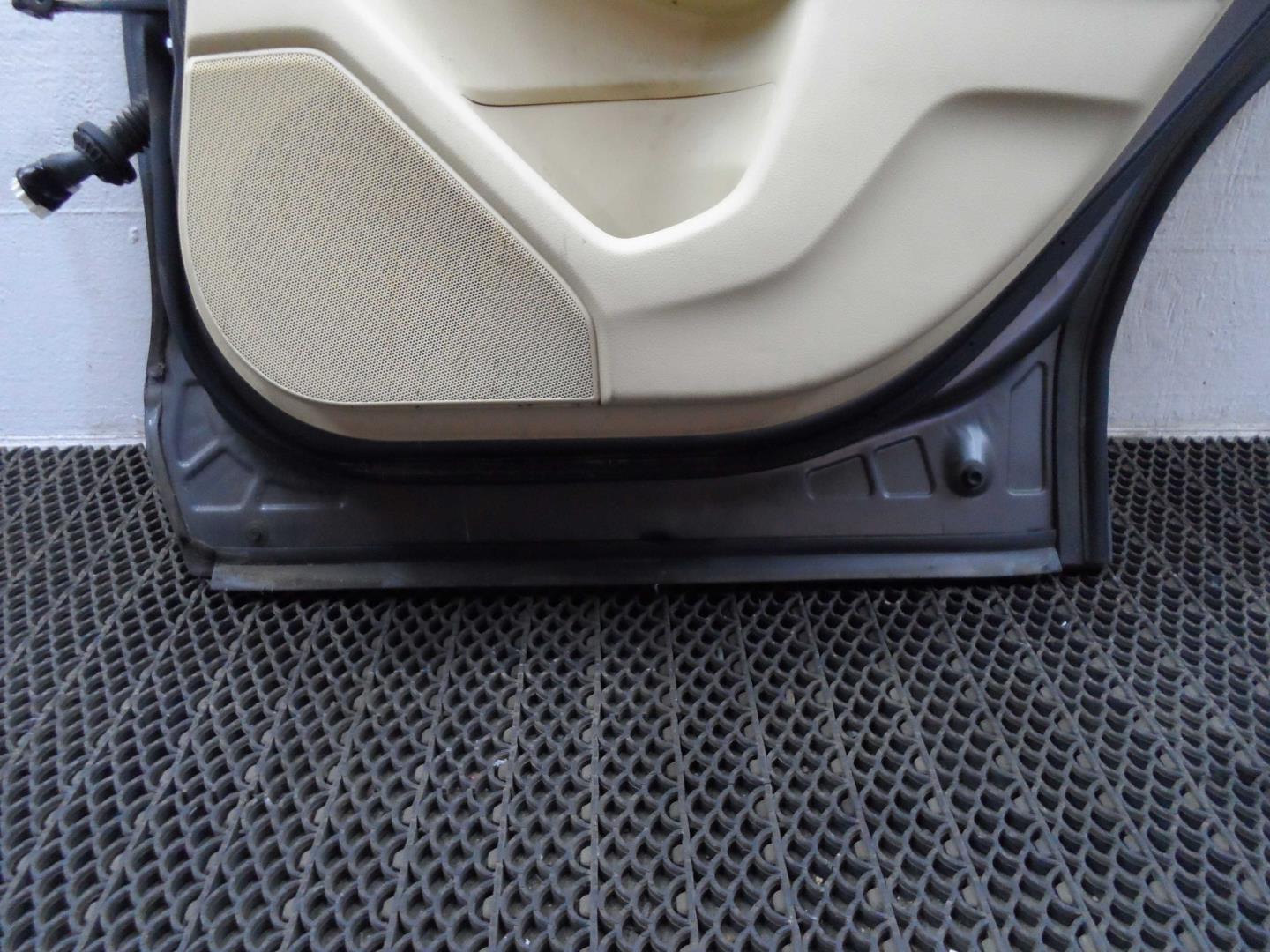 Стекло двери задней правой