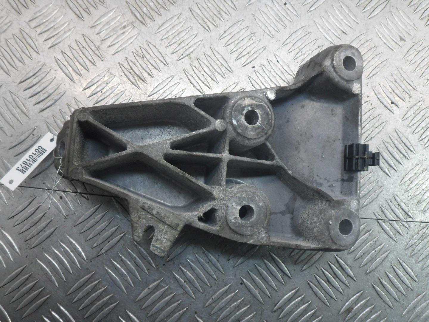 Кронштейн двигателя