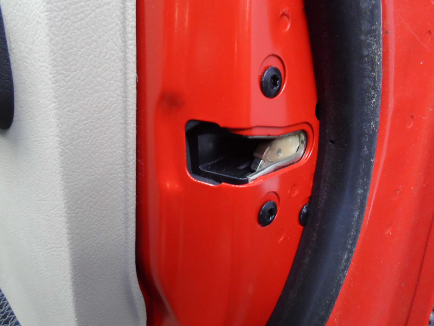 Петля двери передней