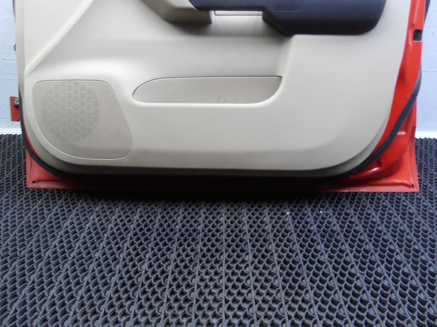 Петля двери передней