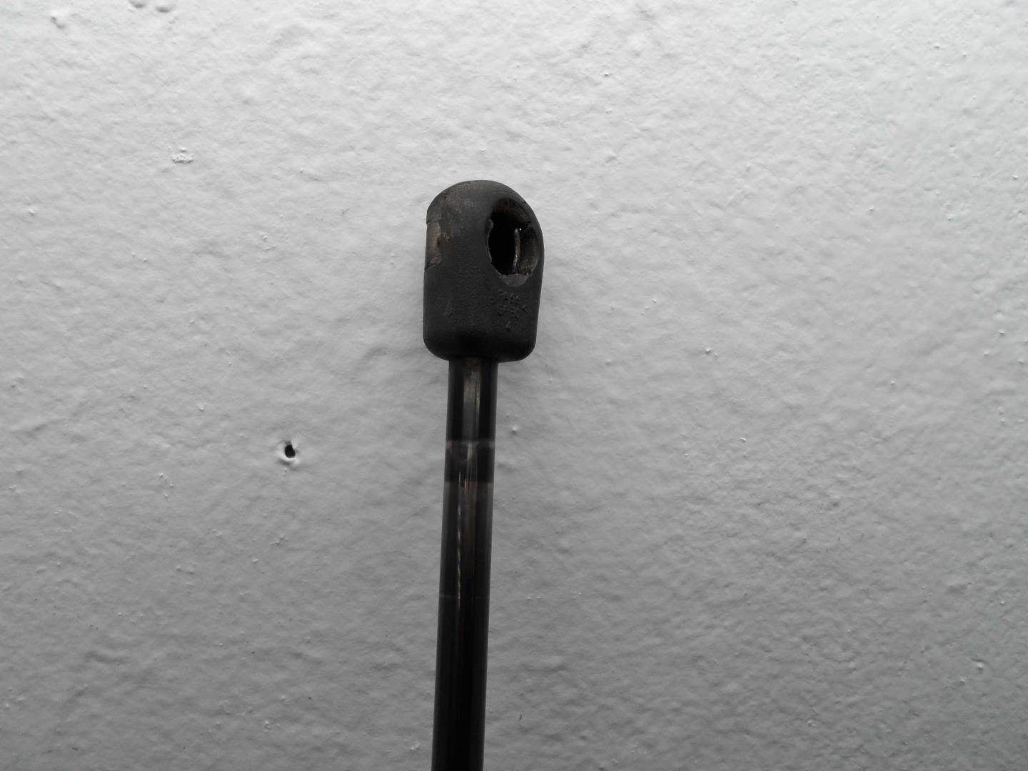 Амортизатор крышки багажника