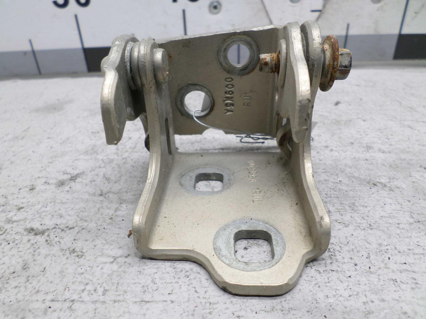 Петля двери