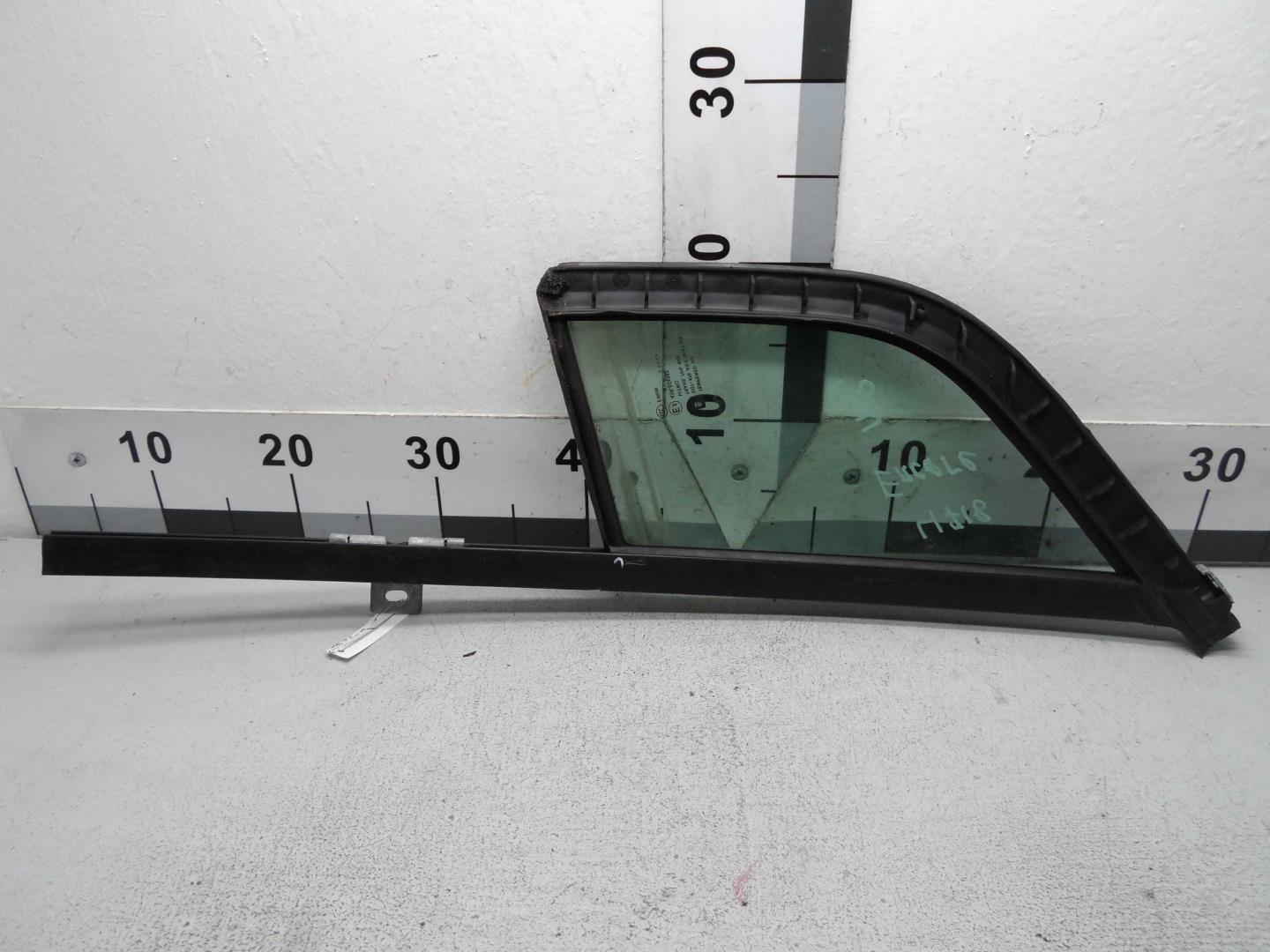 Стекло двери передней правой