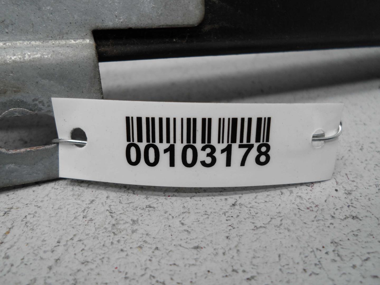 Стекло двери передней правой