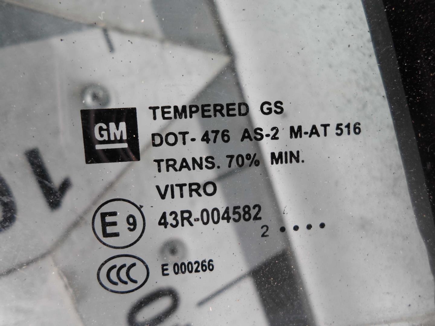 Стекло двери передней правой