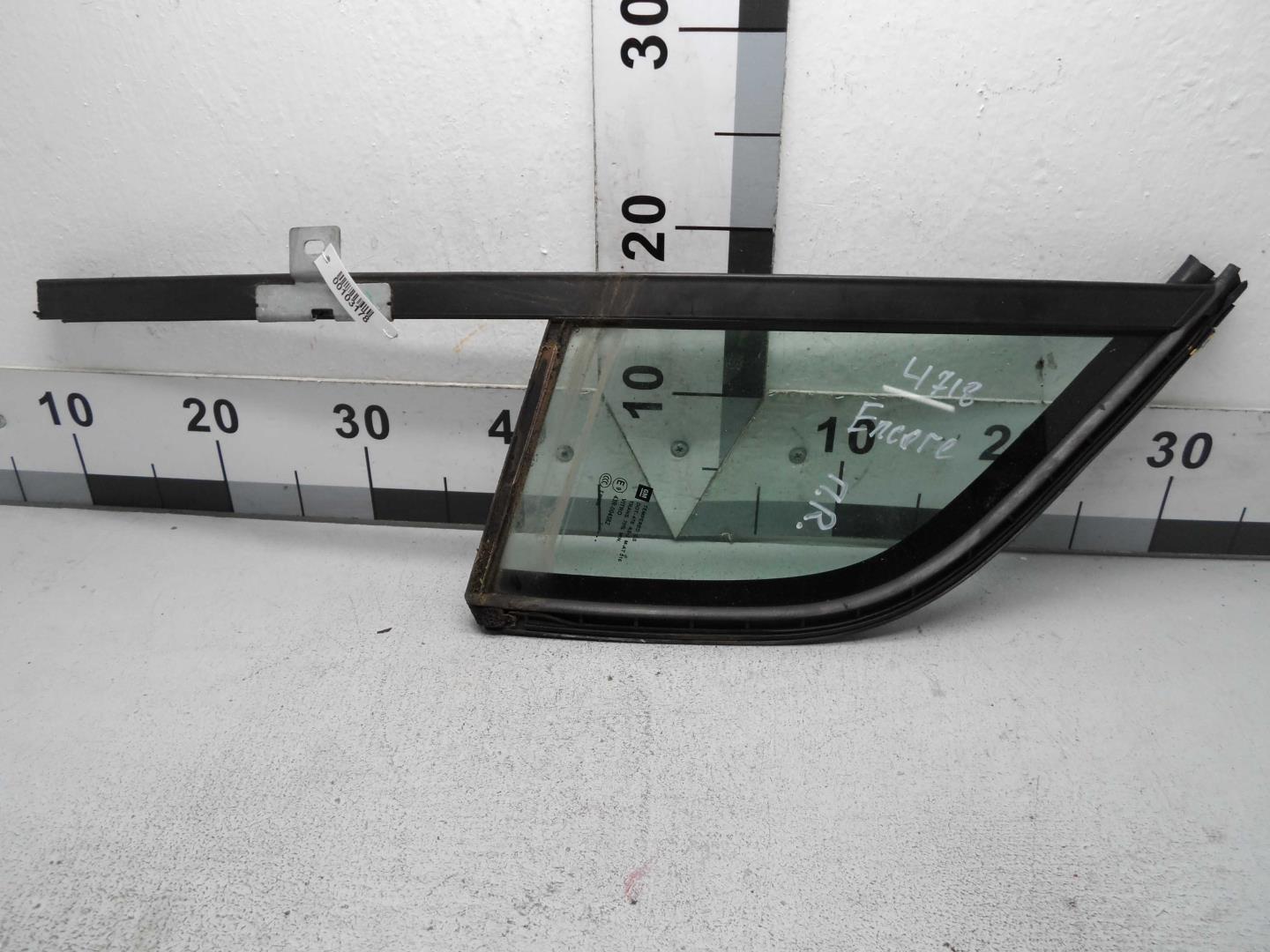Стекло двери передней правой