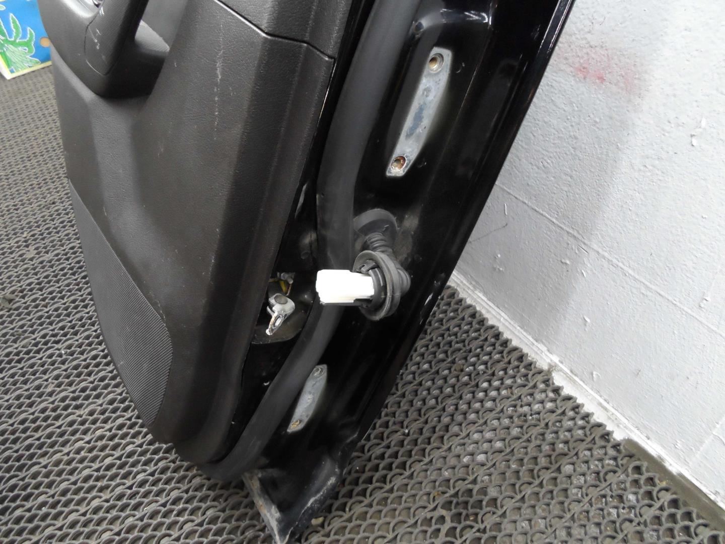 Замок двери задней левой