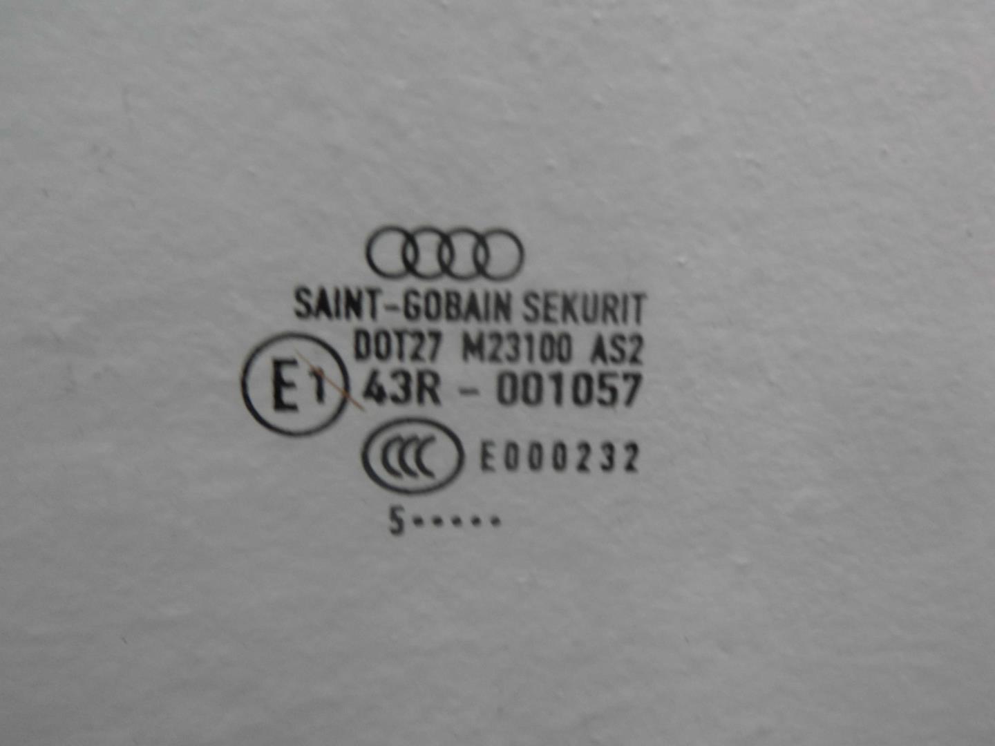 Стекло двери задней правой