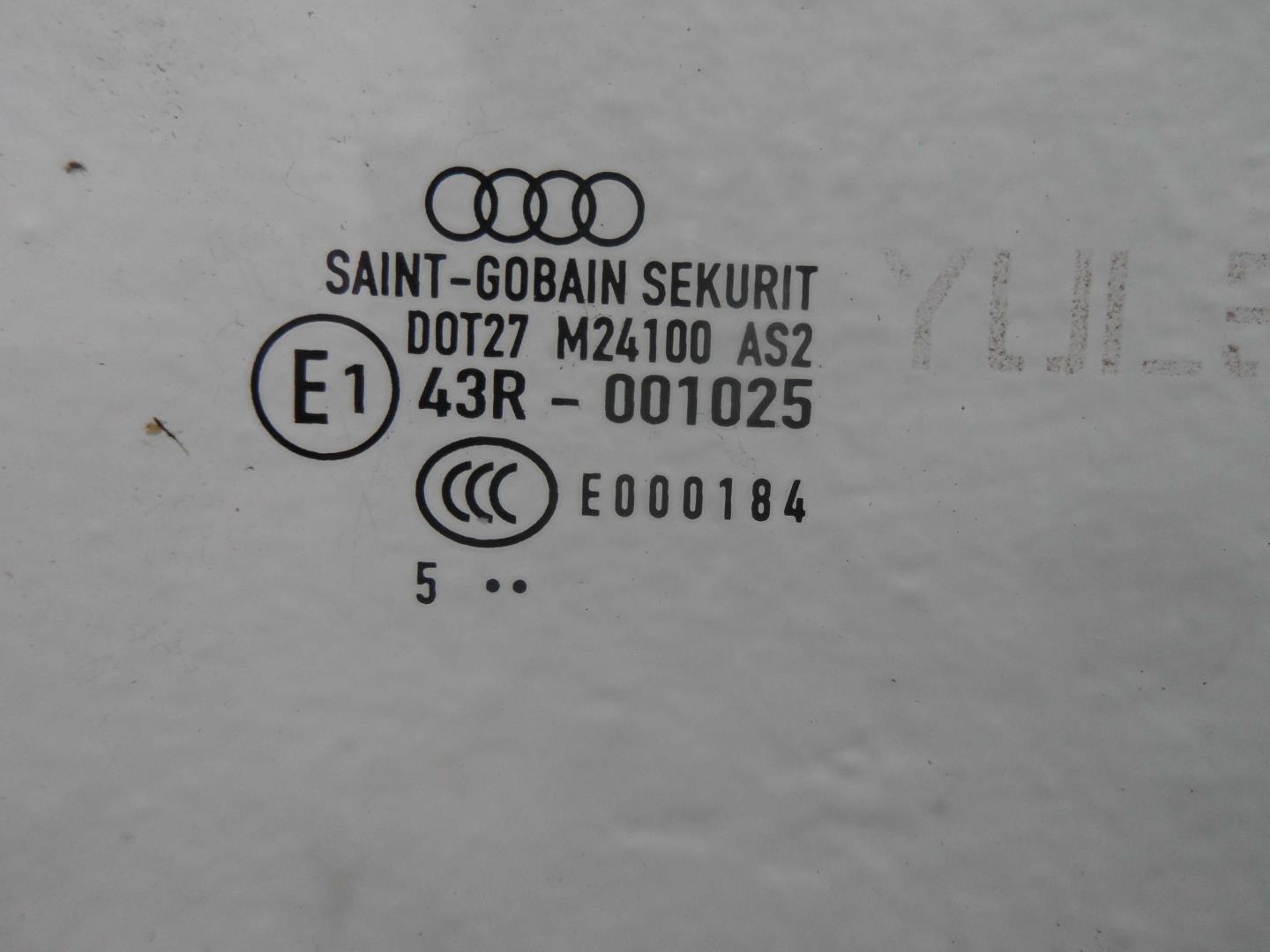 Стекло двери передней правой