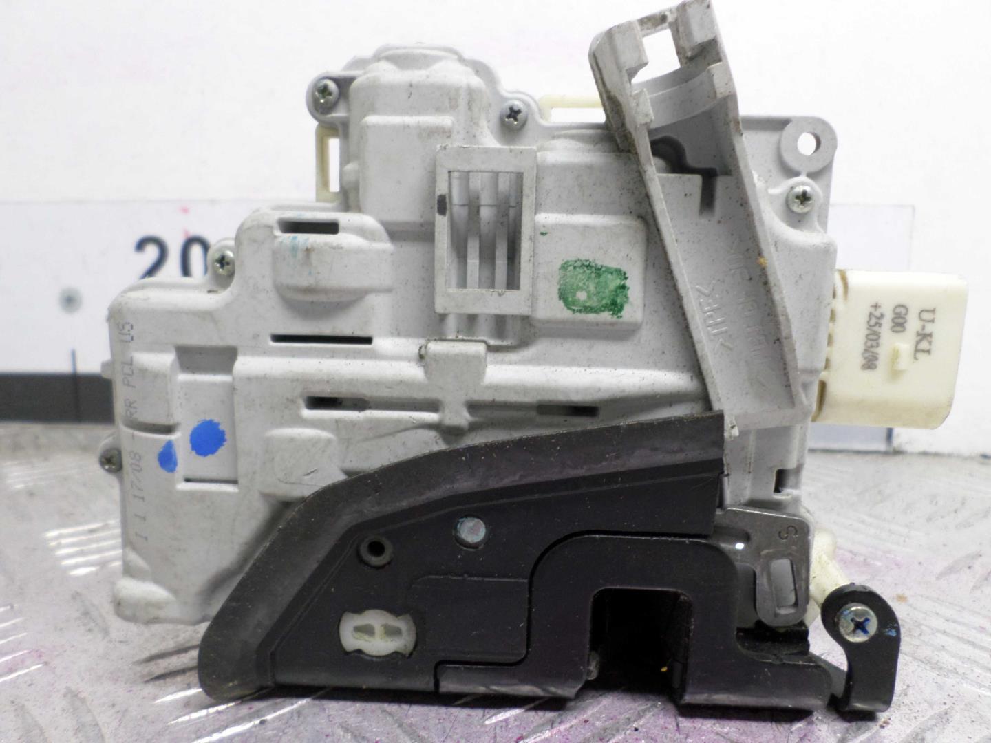 Замок двери задней левой