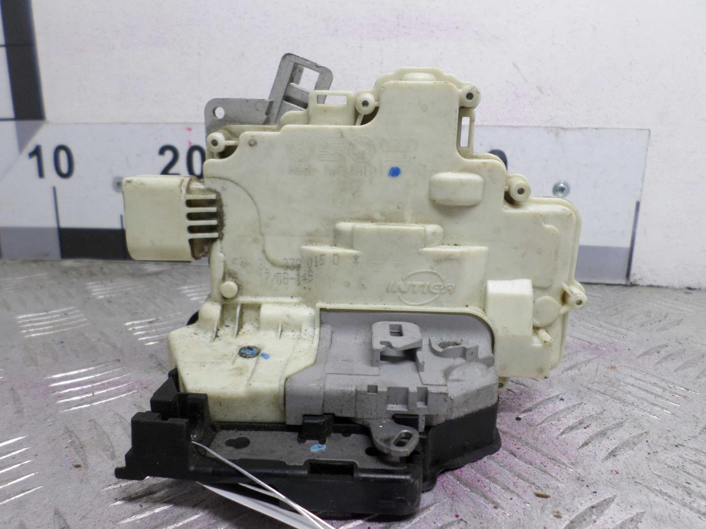 Замок двери задней левой