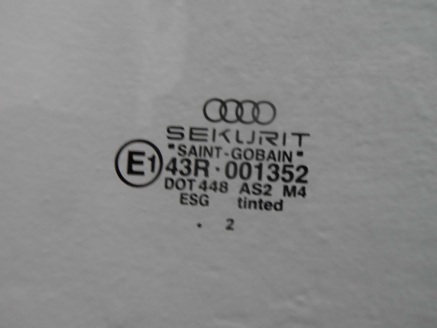 Стекло двери передней правой