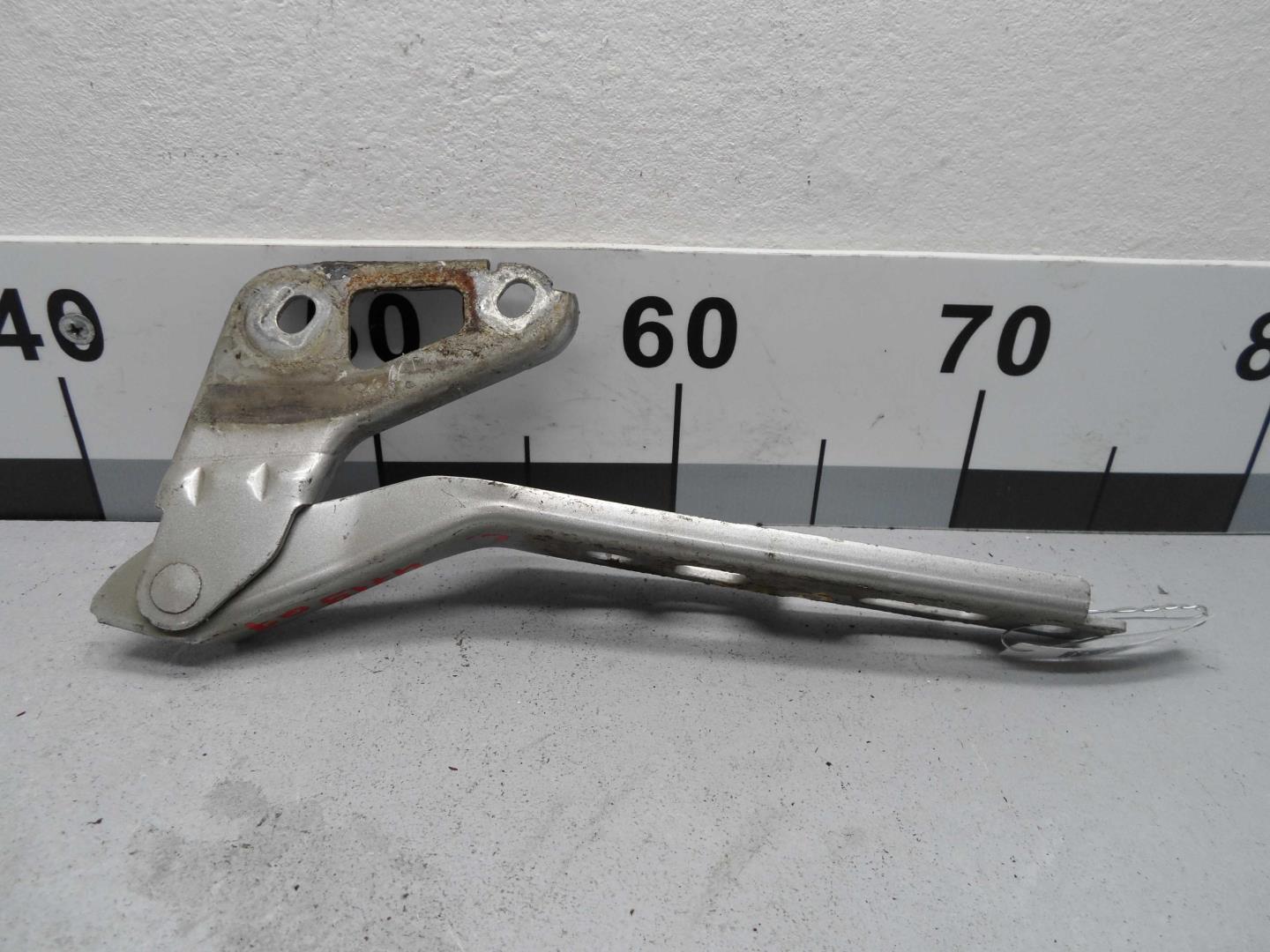 Петля капота левая