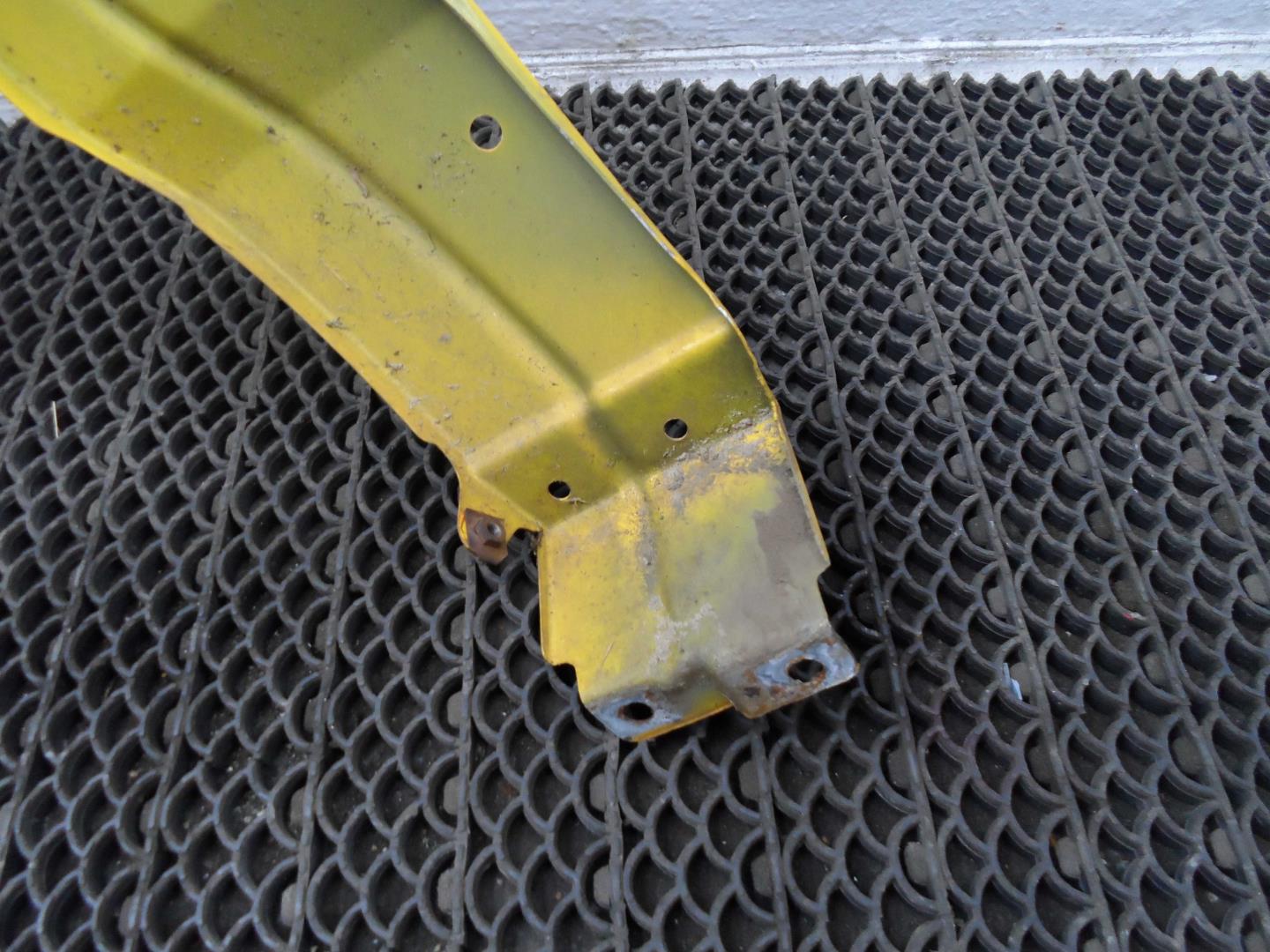 Крыло переднее правое