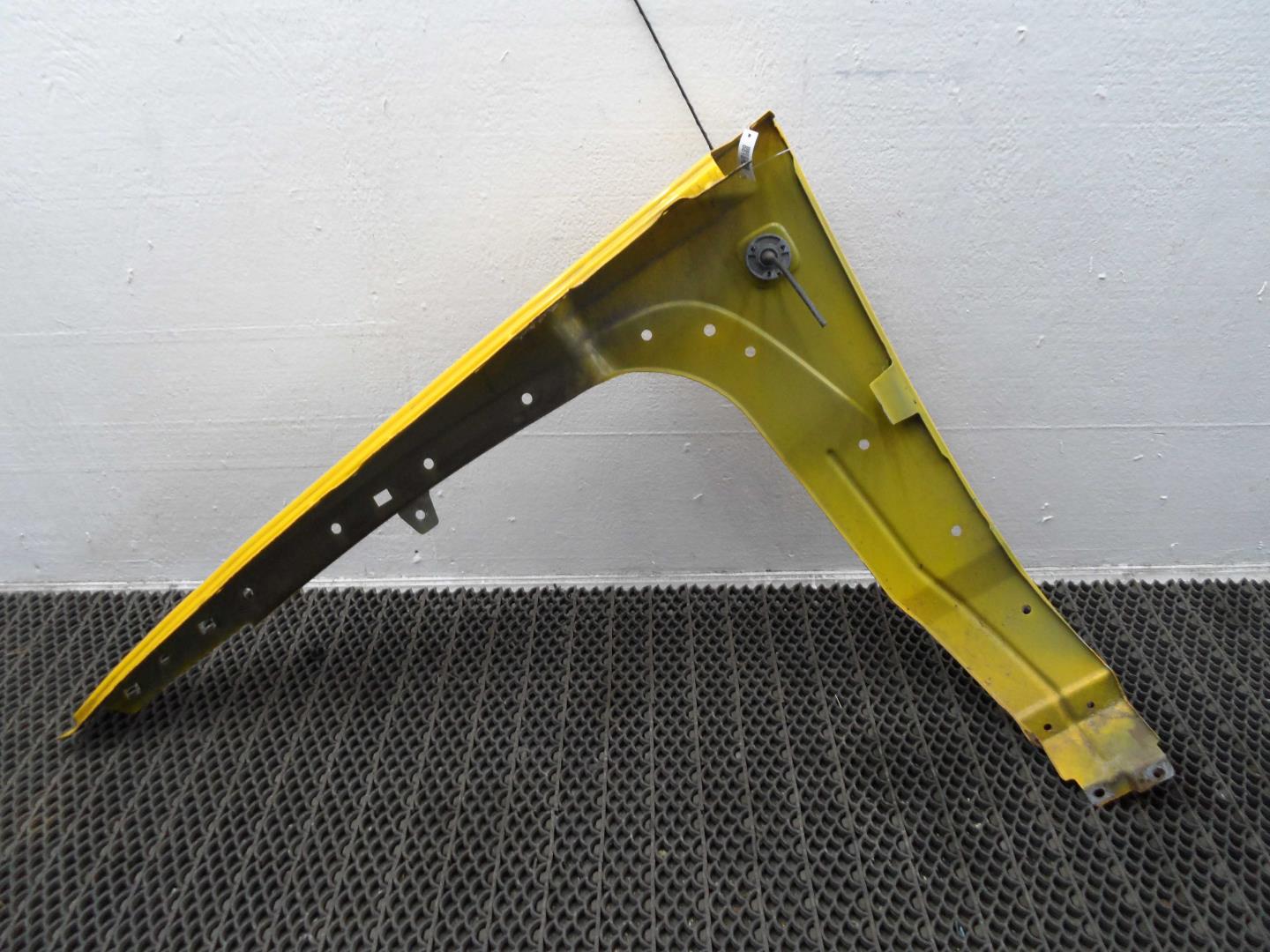 Крыло переднее правое