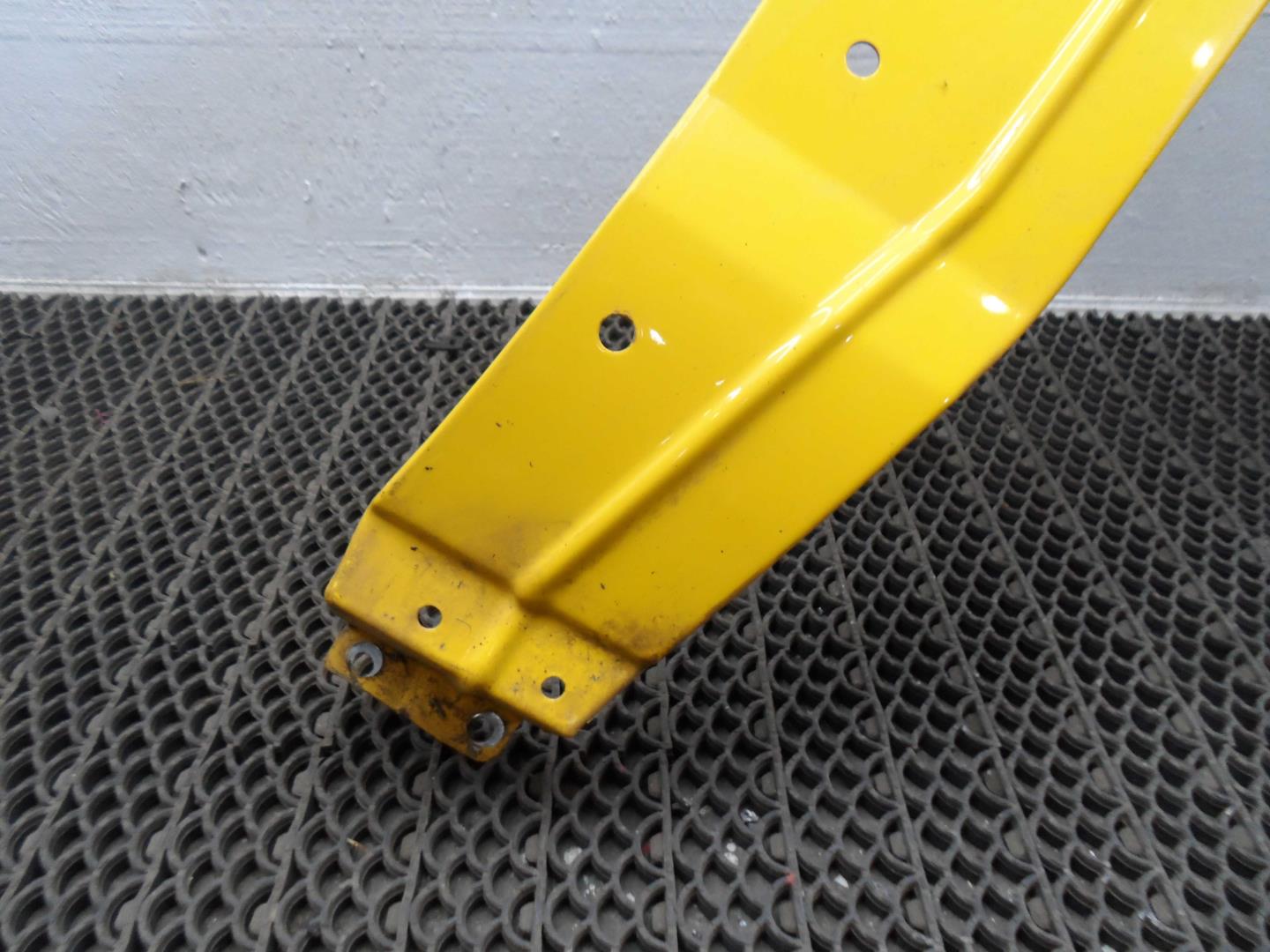 Крыло переднее правое