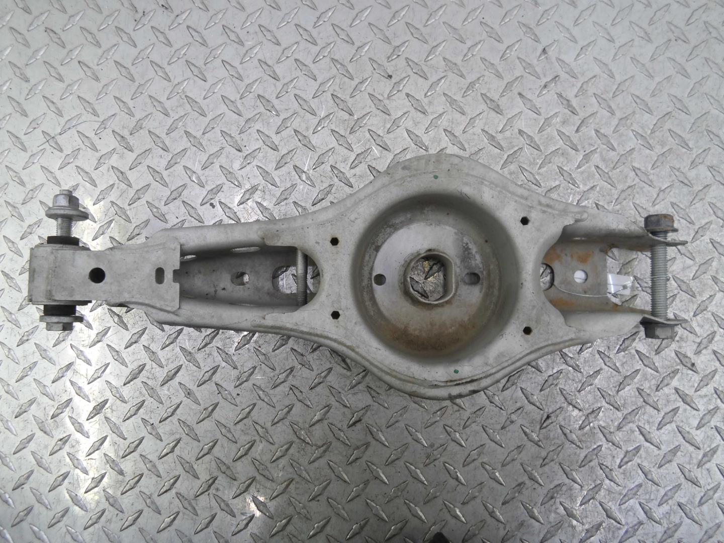 Рычаг задний нижний левый