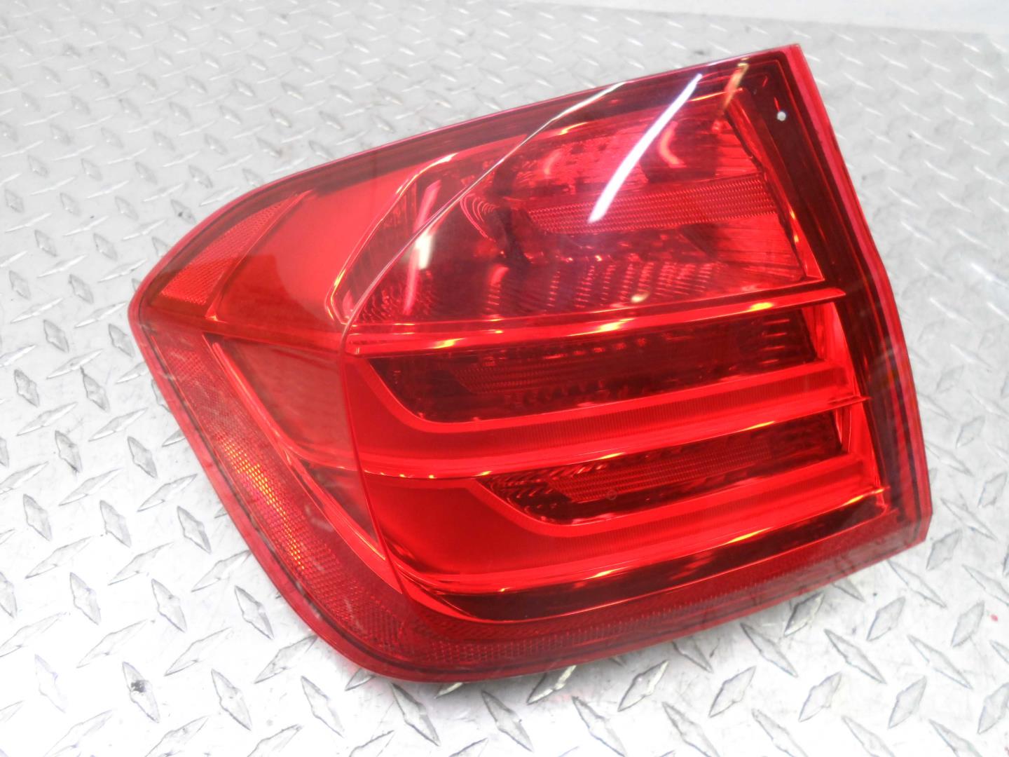 Фонарь задний наружный левый