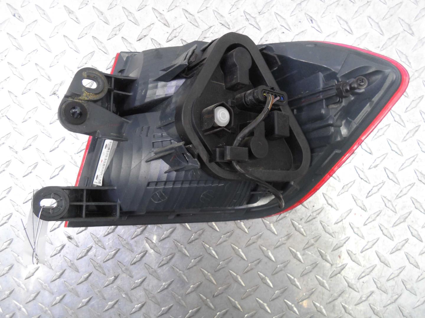 Фонарь задний наружный левый