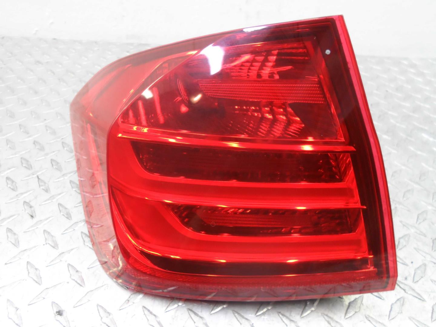 Фонарь задний наружный левый