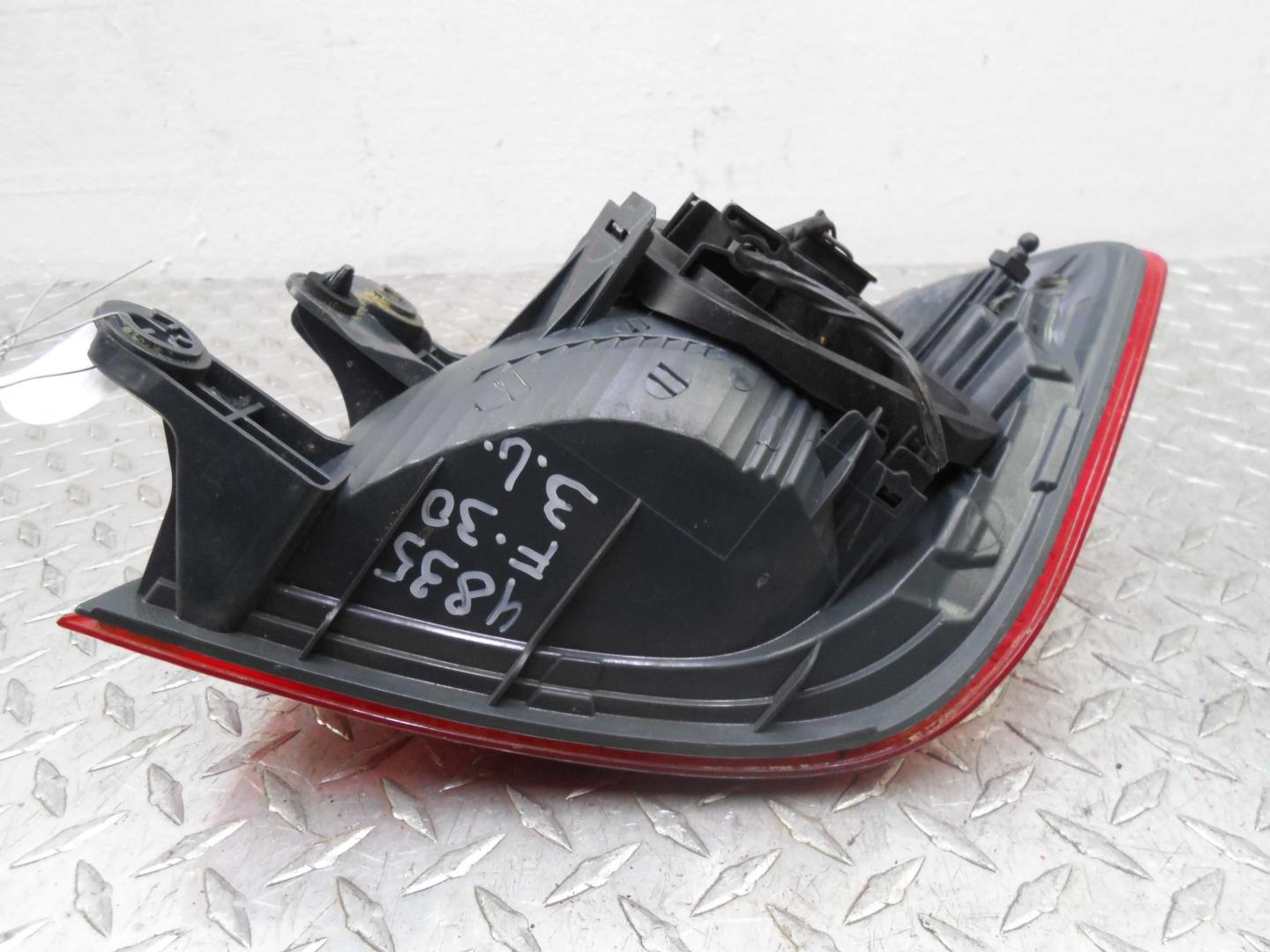 Фонарь задний наружный левый