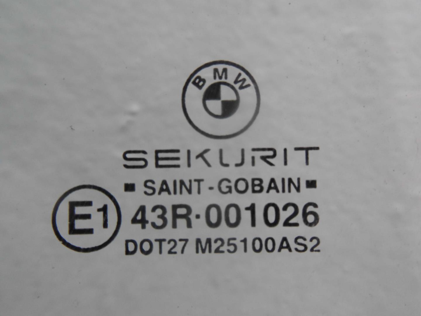 Стекло двери задней правой