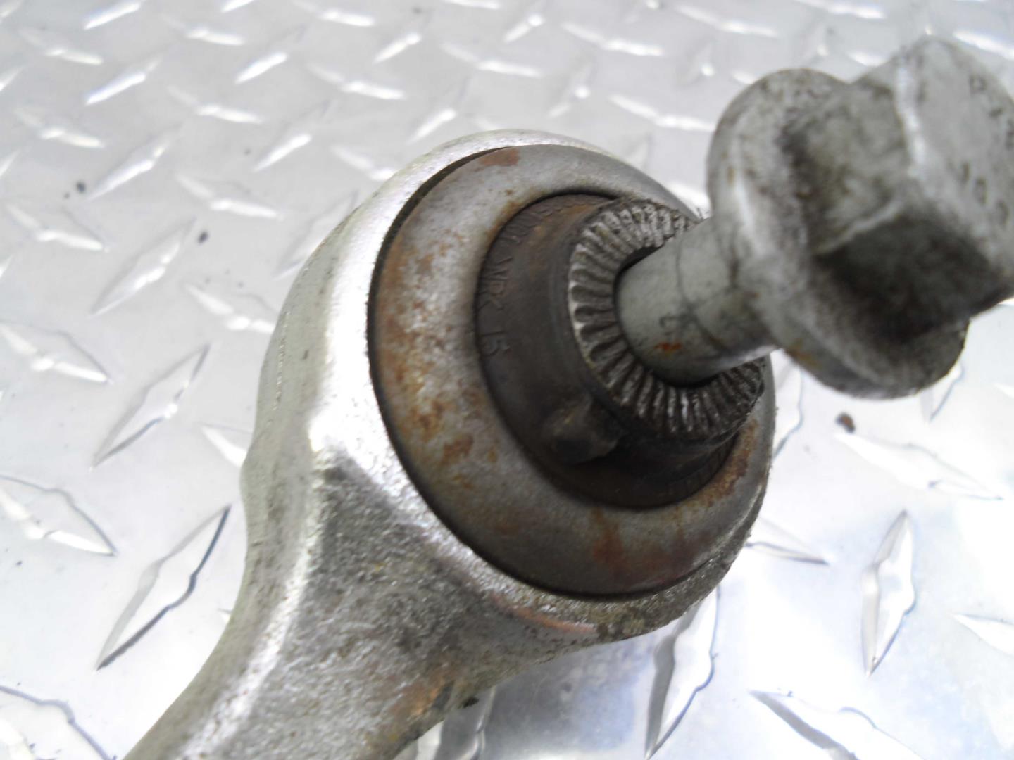 Рычаг передний нижний правый